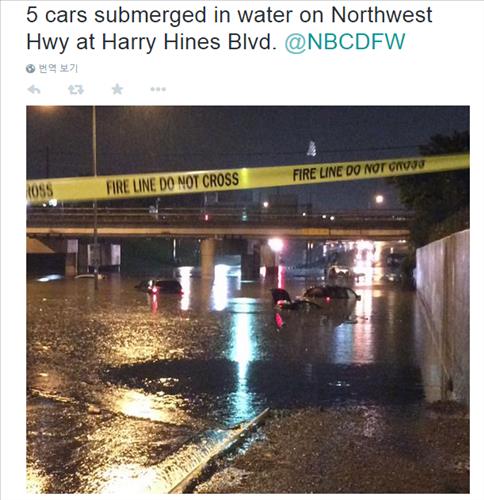 폭우로 침수된 댈러스 시내 도로에 갇힌 차량들(트위터 캡처)