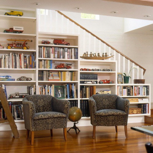크기변환storage-ideas-under-stairs-in-livingroom