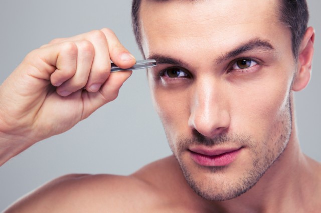 Man-removing-eyebrow-hairs-with-tweezing-640x426