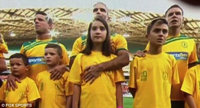 2FE0D76A00000578-3388700-A_video_of_former_Socceroo_Craig_Foster_and_his_eight_year_old_d-a-38_1452183936649