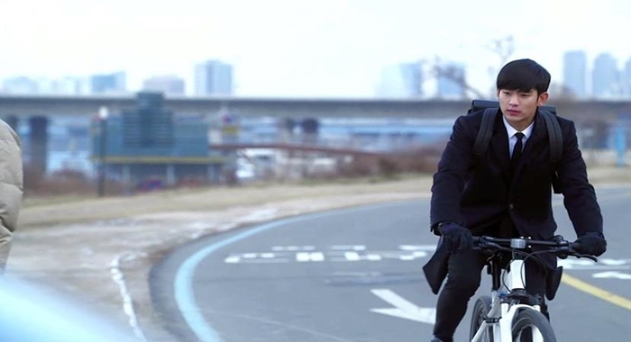 김수현 자전거출근
