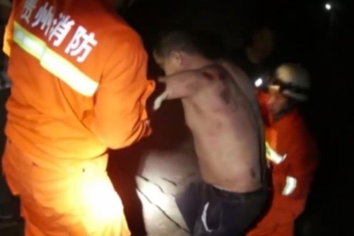 Drunk-man-is-rescued-from-a-wall-chink-in-southwest-China