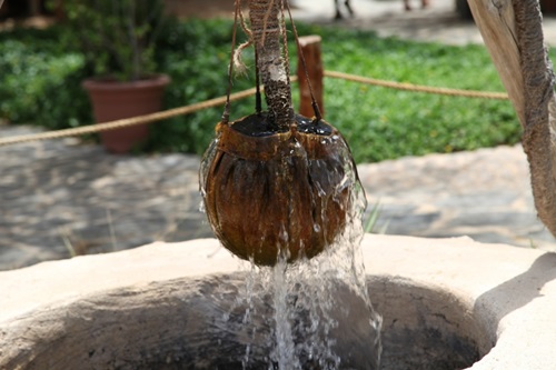 Leather_bucket_of_a_well-1024x683