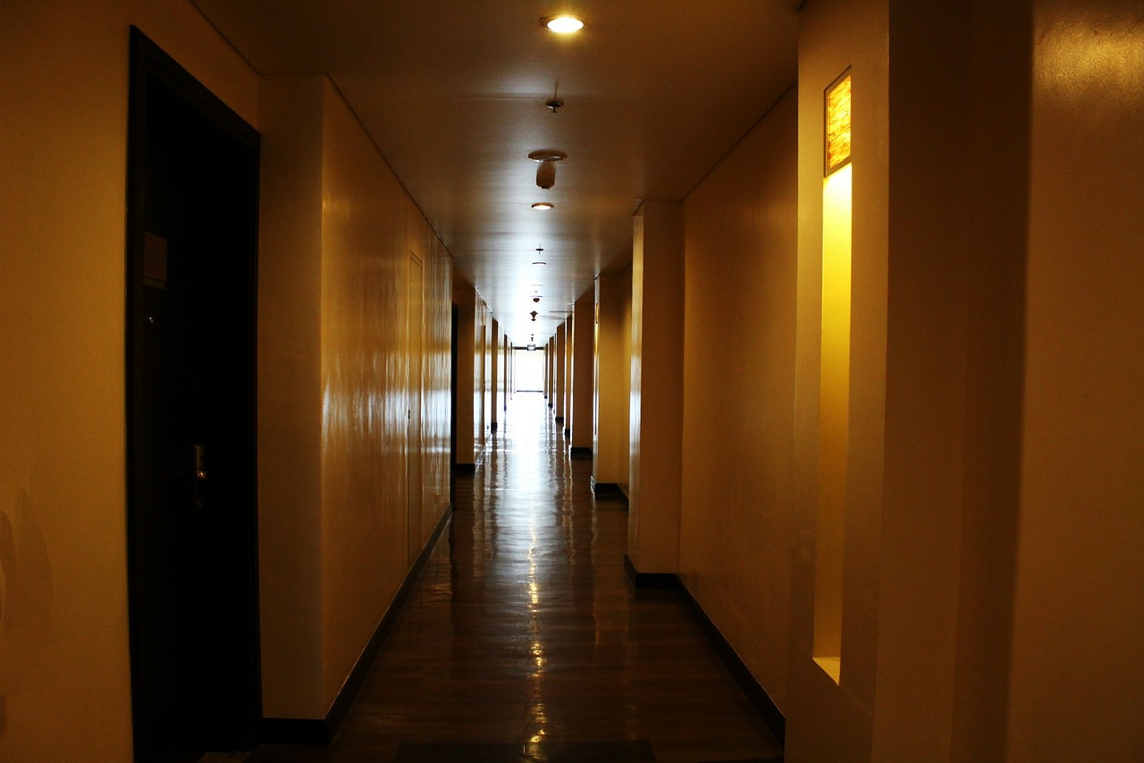 hotel-hallway-314321_1280