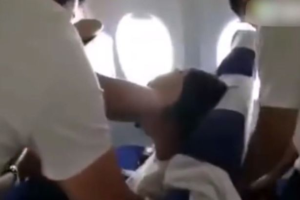 PAY-A-passenger-tries-to-calm-the-angry-man-down