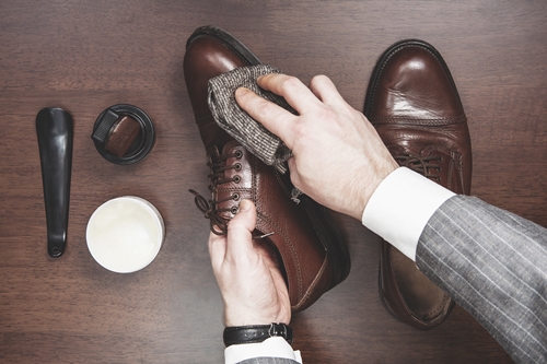 Polishing leather shoes