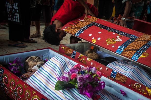 mummies-get-a-change-of-dress-during-manene-ritual-in-indonesia-3