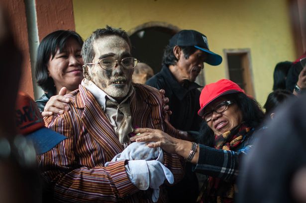 mummies-get-a-change-of-dress-during-manene-ritual-in-indonesia-4