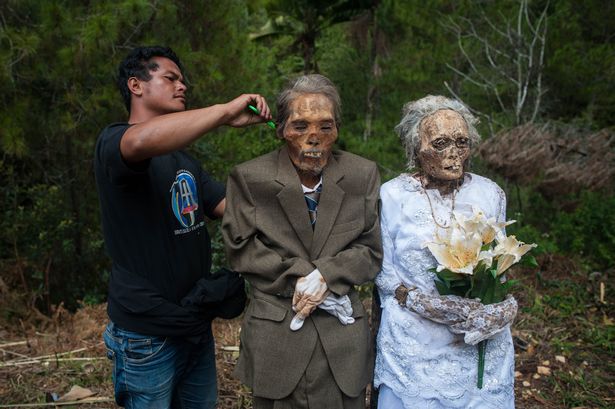 mummies-get-a-change-of-dress-during-manene-ritual-in-indonesia
