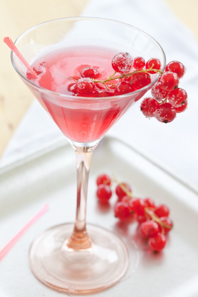 Cold cocktail with red currant