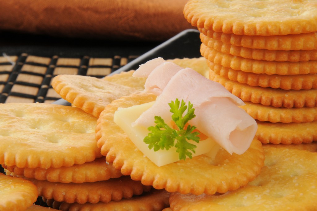 Crackers with ham and cheese