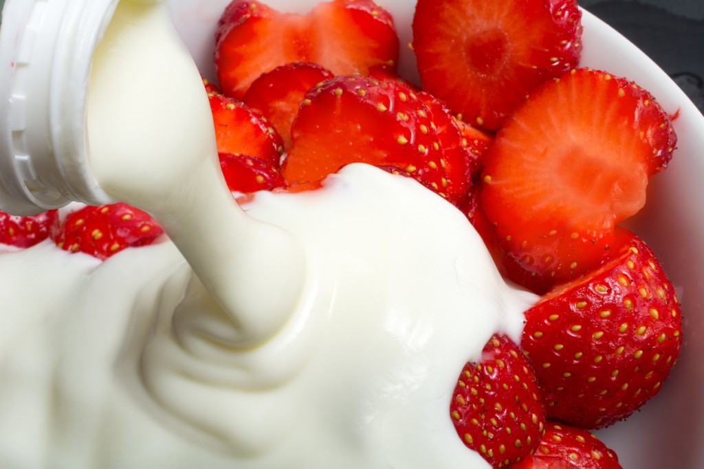 Creamy yogurt strawberries dessert