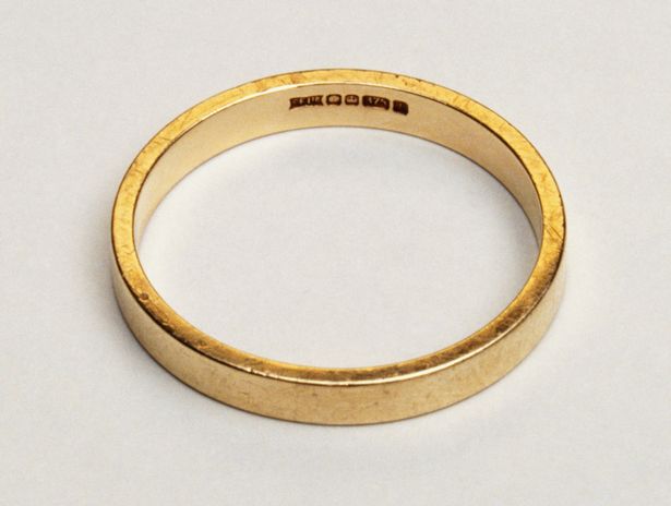 nine-carat-gold-ring-close-up