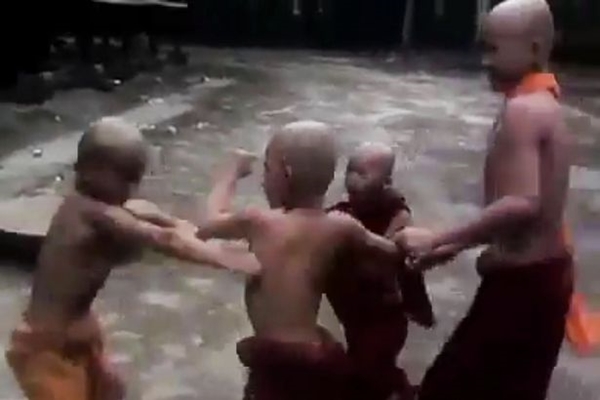 pay-child-monks-take-part-in-bare-knuckle-boxing-match2