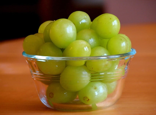 Grapes_in_a_bowl-850x627