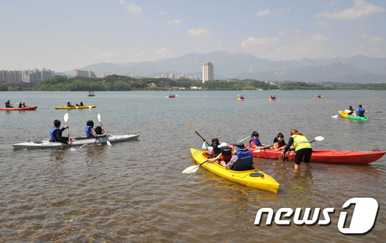 어린이날, 카누 타며 즐기는 관광객들