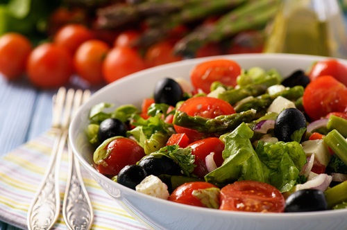 Vegetable salad with asparagus, tomatoes, feta cheese and olives.