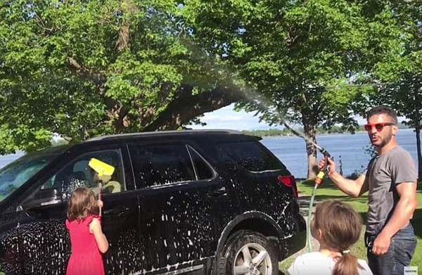 413540E700000578-4582050-A_dad_of_three_girls_was_spraying_water_over_his_car_but_wanted_-m-79_1496863724163