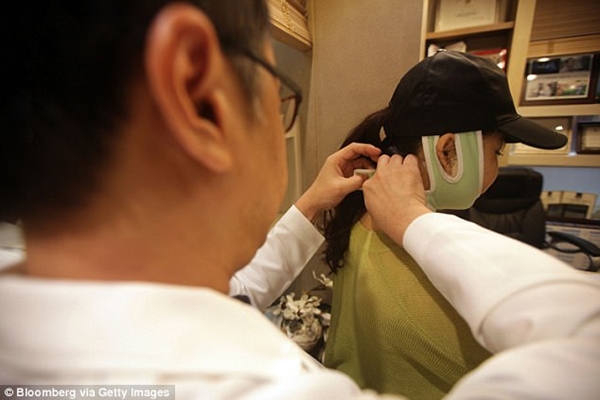 한국서 성형 수술 받은 중국 여성들이 공항에서 출국 금지 당한 이유 (사진 3장)