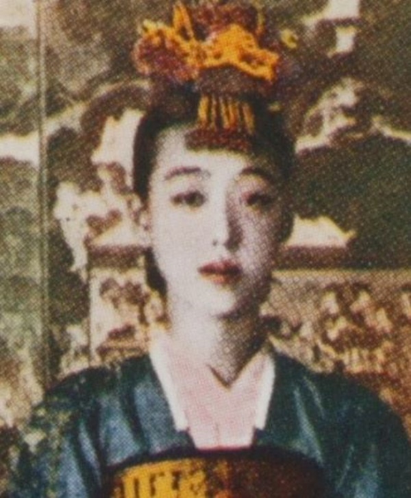 설리를 꼭 빼닮은 외모로 화제가 된 조선시대 여성이 있다. 과거 온라인 커뮤니티 게시판에는 조선말 3대 기생 이난향.JPG이라는 제목으로 사진이 게재됐다.  
