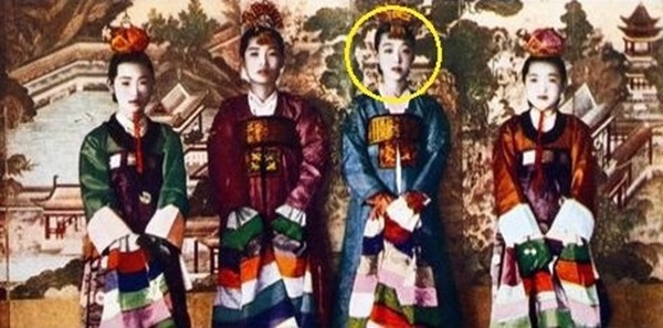 설리를 꼭 빼닮은 외모로 화제가 된 조선시대 여성이 있다. 과거 온라인 커뮤니티 게시판에는 조선말 3대 기생 이난향.JPG이라는 제목으로 사진이 게재됐다.  