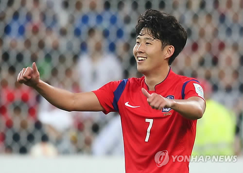 롤스로이스에서 슈퍼를 협찬 받은 한국의 축구선수는 누굴까? 지난 16일 롤스로이스 모터카 부산 공식 인스타그램에는 축구선수 손흥민의 모습이 담긴 사진이 올라와 큰 화제가 됐다. 이날 공개된 사진 속에는 손흥민�