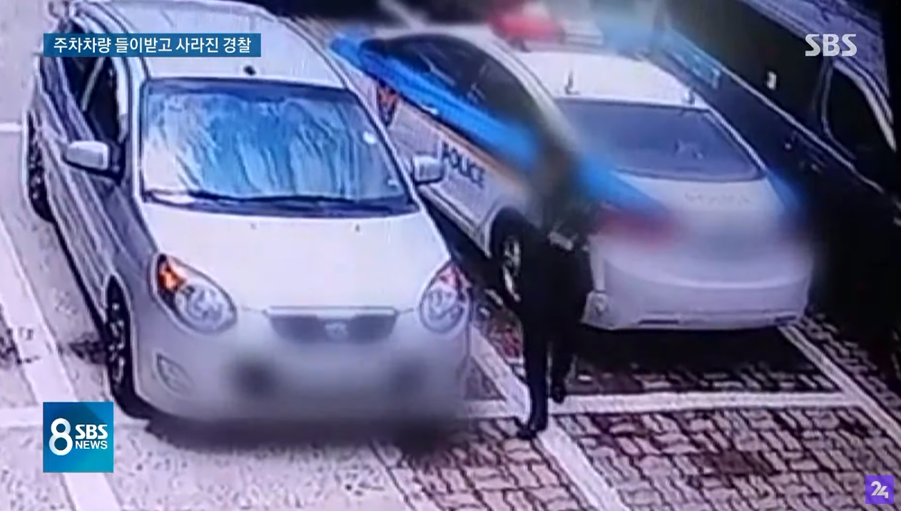 시민의 차량을 뺑소니한 여경의 태도가 재차 도마 위에 올랐다. 지난해 SBS 뉴스 보도에 따르면 경남 통영경찰서 소속 여성 경찰이 순찰차로 시민의 차량을 들이받고도 아무런 조치 없이 자리를 떠버렸다. 공개된 CCTV