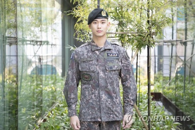 배우 김수현이 21개월의 군 생활을 마치고 지난달 1일 전역했다.