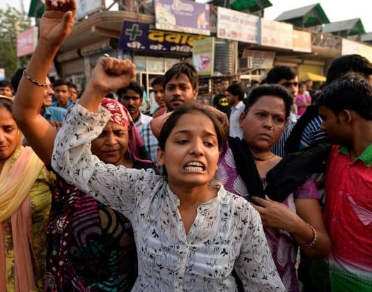 세계 인구수 2위 나라  인도에서 강.간.을 당했는데 오히려 체벌을 받은 소녀가 논란이 되었다. 지난 27일 영국 일간 데일리 메일은 남성에게 납.치.당해 강간.당한 소녀가 오히려 처벌을 받은 사례를 보도했다. 보�