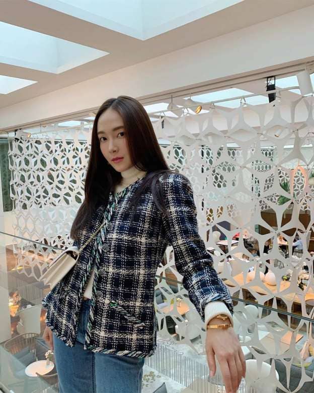 중국에서 활동 중인 소녀시대 출신 가수 제시카의 안좋은 소식이 전해졌다. 21일 아시아투데이 보도에 따르면 제시카는 중국의 연예 전문 매니지먼트에 약 20억원을 물어줘야 할 처지에 놓였다. 최근 제시카는 중