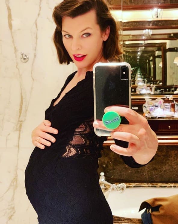 할리우드 배우 밀라 요보비치(44)가 셋째 임신 소식을 알렸다. 밀라 요보비치는 8일(한국시간) 자신의 인스타그램에 “13주 전 임신한 사실을 알게 된 후로부터 완벽한 즐거움과 완전한 두려움을 오가는 감정을 �