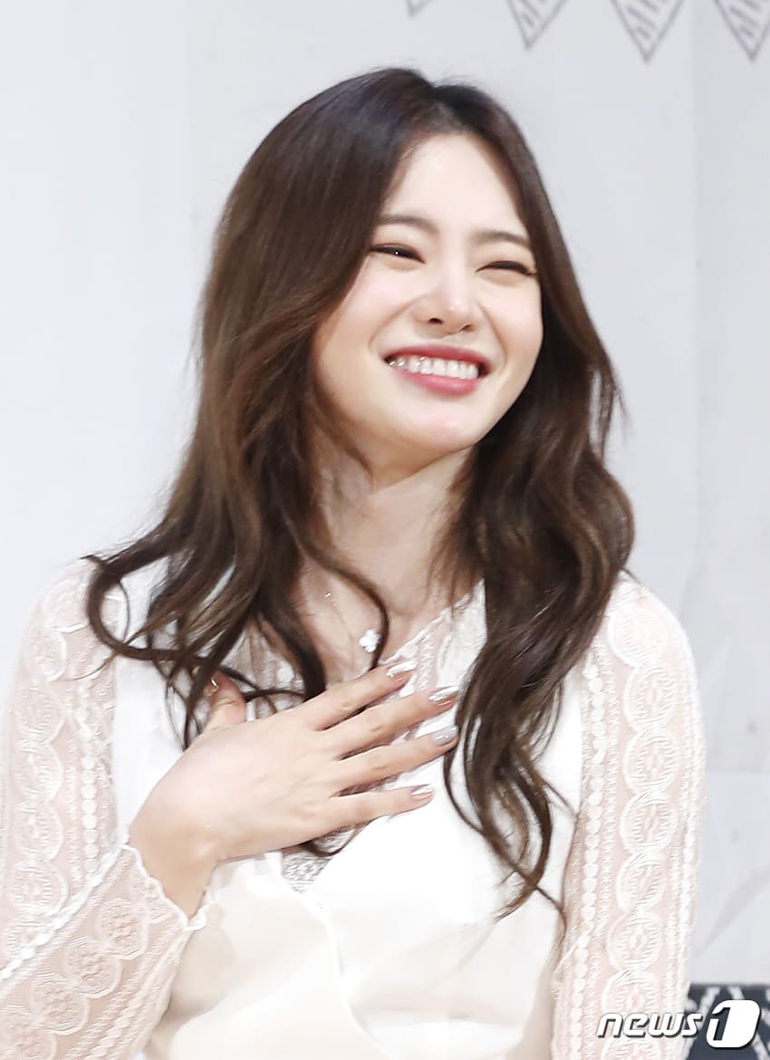 방송인 서유리가 결혼을 하루 앞두고 소감을 밝혔다. 서유리는 13일 오후 서울 종로구 세종대로 광화문 KT스퀘어에서 열린 라이프타임채널 ‘아이돌다방’ 제작발표회에서 MC를 맡아 무대에 올랐다.