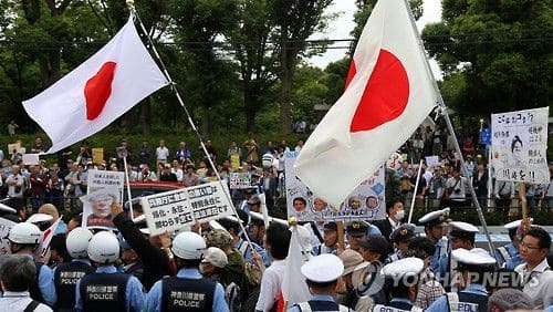 한국과 일본 간의 대립이 지속화되고 있는 가운데, 일부 일본 언론에서 트와이스 일본인 멤버들의 퇴출을 주장해 논란이 일고 있다. 지난 11일 일본의 연예 전문 매체 ‘도쿄 스포츠’는 “한국에서 일본인 아이돌