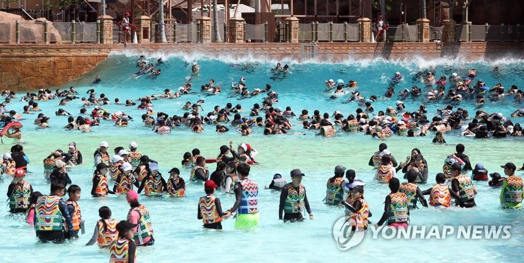 무더운 여름철 워터파크를 찾는 손님들이 늘어나고 있는 가운데, 수영장 여성 알바들이 당하고 있다는 가혹행위가 누리꾼들의 공분을 사고 있다. 지난 7월 미국 텍사스 주에 위치한 한 워터파크에서 일하던 19세 여성 케이�