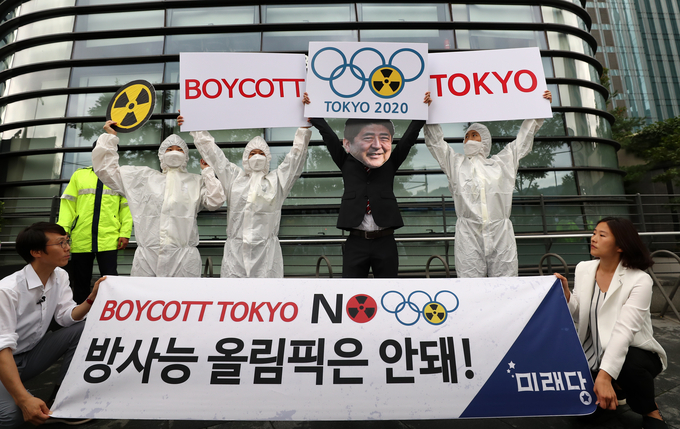 2020 도쿄올림픽을 앞두고 일본이 ‘미친 실험’을 진행해 논란을 일으키고 있다. 최근 jtbc는 “후쿠시마를 누비는 성화봉송의 길에서 기준치의 최대 25배가량 되는 방사능 물질이 검출됐다”라고 보도했다.