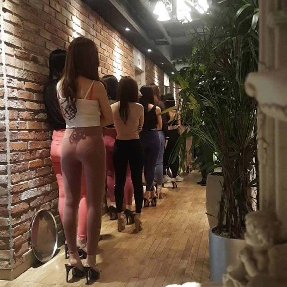 여성 종업원이 모두 레깅스를 입고 있는 서울 강남의 ‘레깅스룸’이 화제를 모으고 있다. 최근 각종 온라인 커뮤니티에는 몸매를 강조한 레깅스를 입고 길게 줄을 서고 있는 여성들의 사진이 올라왔다.