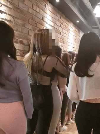 여성 종업원이 모두 레깅스를 입고 있는 서울 강남의 ‘레깅스룸’이 화제를 모으고 있다. 최근 각종 온라인 커뮤니티에는 몸매를 강조한 레깅스를 입고 길게 줄을 서고 있는 여성들의 사진이 올라왔다.