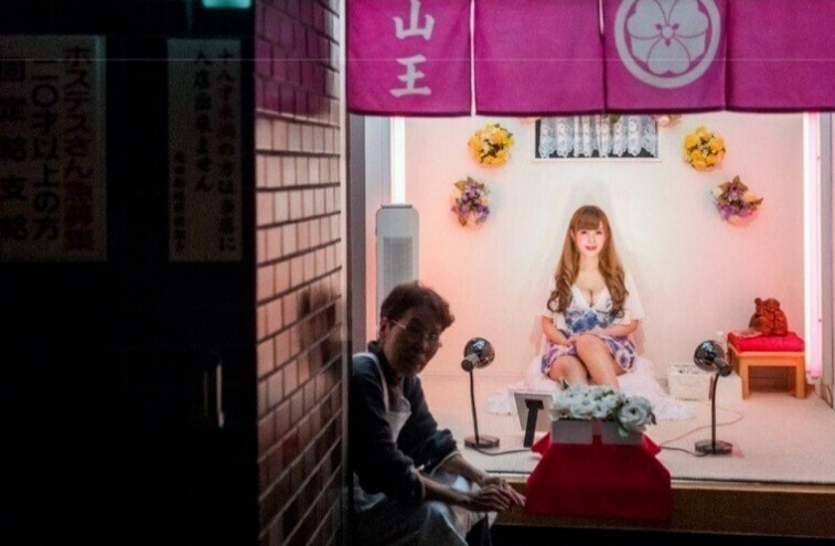 일본 불매 운동 전까지만 해도 한국인들이 가장 많이 찾던 일본의 관광 명소 오사카에 성매매 거리가 있다는 사실이 밝혀졌다. 최근 각종 온라인 커뮤니티에는 ‘오사카에서 주의해야하는 성매매 거리’라는 제목으�