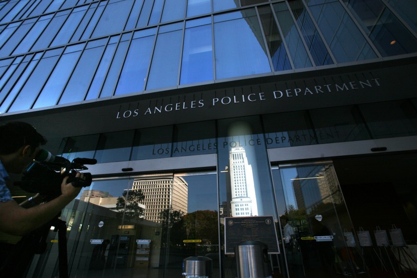 경찰 자격도 없는 인간의 소름끼치는 범행이 드러났다. 지난달 4일(현지시간) 영국 데일리메일 보도에 따르면 미국 LAPD 소속 경찰 A 씨는 사.망.한 여성의 시신을 조사하는 과정에서 시신의 가슴을 만지고 애.무해 논란이