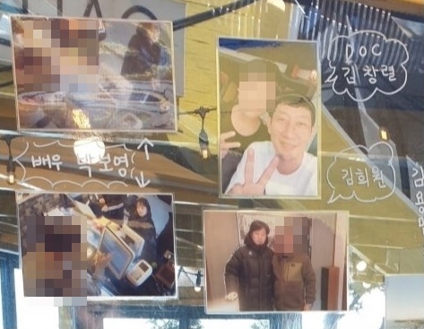 배우 박보영과 김희원의 열애설이 재조명되고 있다. 과거 두 사람은 갑작스러운 열애설로 곤욕을 치른 바 있다. 온라인 커뮤니티에 지방에 있는 한 식당에 걸려있는 두 사람의 사인과 CCTV 영상 캡쳐 사진이 올라왔