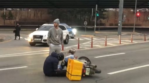 최근 오토바이 사고 피해자를 도우며 따뜻한 선행을 펼친 가수 크라운제이(본명 김계훈)가 쑥스러워하며 “그냥 도움이 필요한 상황이라 당연히 움직인 것”이라고 솔직하게 밝혔다. 지난달 2일 한 유튜브 채널에