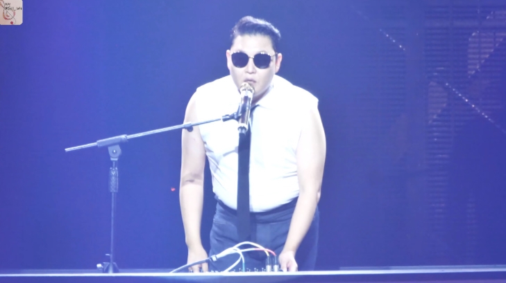 가수 싸이의 콘서트가 ‘선정성’ 논란에 휩싸였다. 지난해 12월 24일 싸이는 서울 올림픽 체조경기장에서 ‘싸이 올나잇스탠드 2019 – 광끼의 갓싸이’ 콘서트를 개최했다. 콘서트의