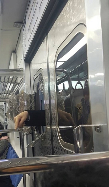 오전 출근길 지하철 1호선에서 승객이 다퉈 유리창이 깨지는 불상사가 발생했다. 지난달 31일 서울 동대문경찰서는 이날 오전 지하철 1호선 열차의 유리창을 파손한 혐의로 남성 A 씨를 입건했다고 밝혔다. 경찰과 한국�