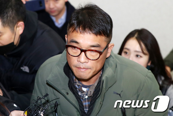 성폭행 혐의 및 폭행 의혹을 받고 있는 가수 김건모(52)가 경찰에 출석했다. 김건모는 15일 오전 10시22분께 서울 강남경찰서에 모습을 드러냈다. 검은색 차량을 타고 등장한 김건모는 취재진을 피해 지하 1층으로 이�
