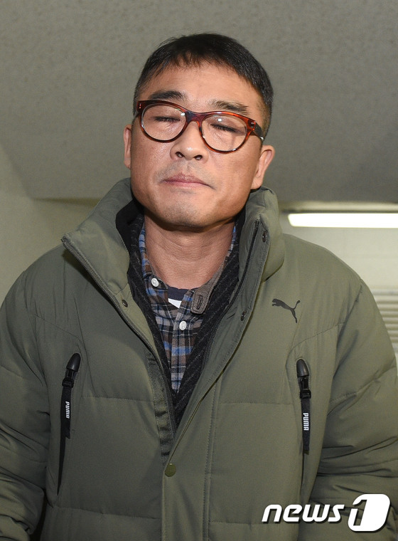 성폭행 혐의 및 폭행 의혹을 받고 있는 가수 김건모(52)가 경찰에 출석했다. 김건모는 15일 오전 10시22분께 서울 강남경찰서에 모습을 드러냈다. 검은색 차량을 타고 등장한 김건모는 취재진을 피해 지하 1층으로 이�