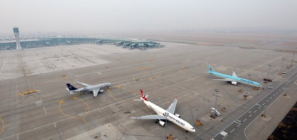 코로나19 우려가 커지고 있는 가운데 인천국제공항에서 한국으로 입국한 중국인들 목격담이 올라와 눈길을 끌었다. 최근 한 온라인 커뮤니티에는 “인천공항 후기”라며 한 누리꾼이 작성한 글이 올라왔다.