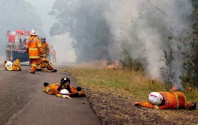 호주 출신 방송인 샘 해밍턴이 오래도록 이어지고 있는 호주 산불 사태를 우려했다. 8일 샘 해밍턴은 호주에서 일어난 화재 현장을 담은 영상과 함께 “이거 보고 눈물 나네. 도대체 호주 산불은 왜 이래? 미치겠네”라며