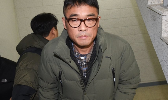 성폭행 혐의 및 폭행 의혹을 받고 있는 가수 김건모(52)가 12시간에 걸친 경찰 조사를 끝내고 귀가했다. 김건모는 지난 15일 오후 10시14분께 서울 강남경찰서에서 조사를 마치고 나왔다. 그는 많은 취재진 앞에 서서 &