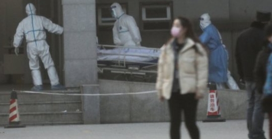 신종 코로나 바이러스의 공포감이 전세계적으로 확산되고 있는 지금, 환자를 치료하는 중국인 의사의 대화가 유출돼 충격은 주고 있다. 제니퍼 정(Jennifer Zeng)이라는 여성 활동가는 중국 우한 지역의 한 작은 병원
