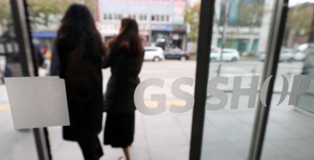신종 코로나 바이러스 20번째 확진자가 GS 홈쇼핑에서 근무했던 사람으로 밝혀졌다. GS홈쇼핑은 어제(5일) 저녁 서울 영등포구에 있는 본사 직원 한 명이 신종코로나 확진 판정을 받았다고 밝혔다. 20번째 확진�